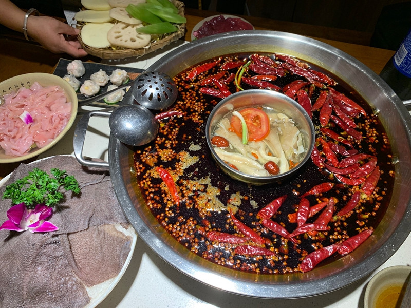 成都一网红火锅店查获200余斤“口水油”, 6人被刑拘