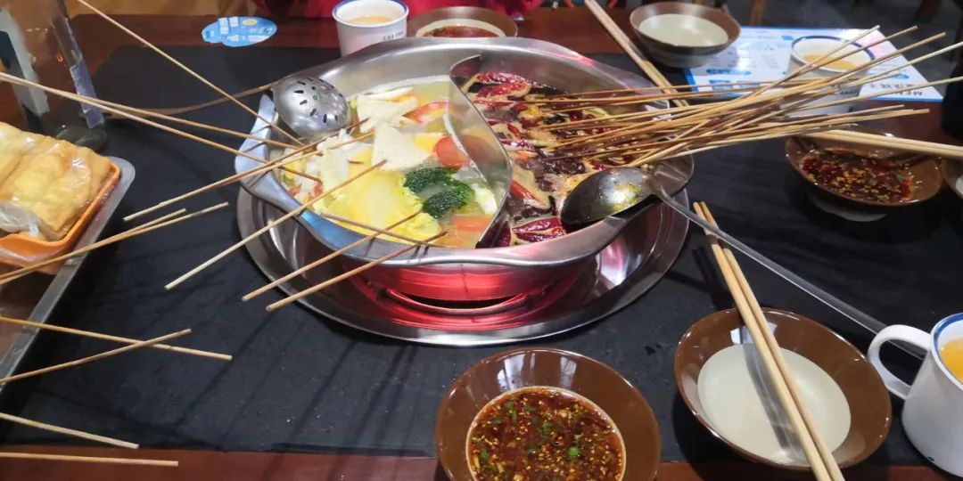 火锅翻锅烫伤男子,店家和顾客都应承担相应责任