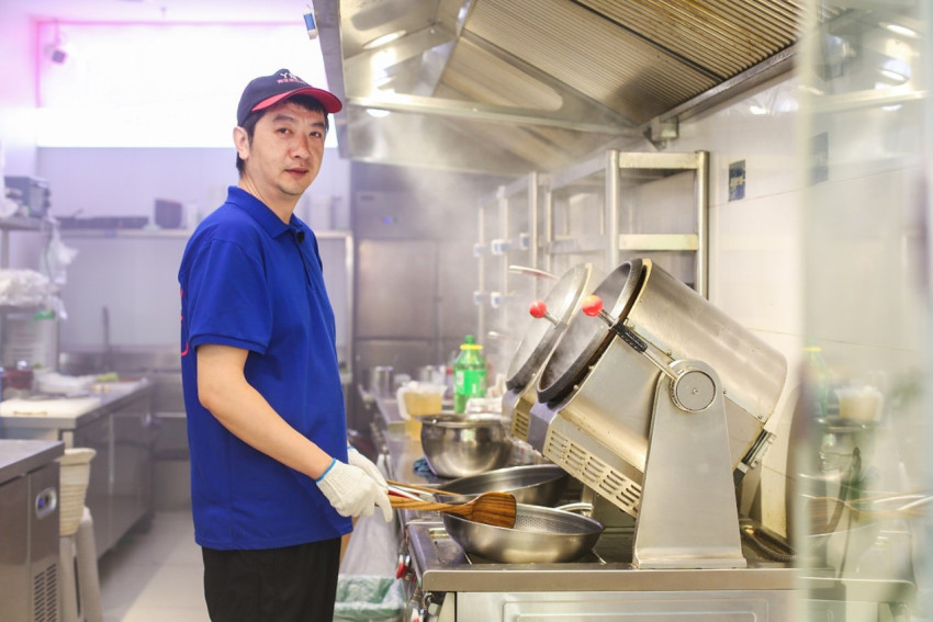 进货、炒菜都不用手,滚筒炒鸡走俏泉城,线上化助力鲁菜“新做”
