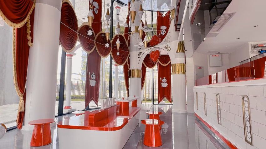 某雪姓顶流茶饮,斥巨资建了一座“中国版迪士尼”,又土又嗨!