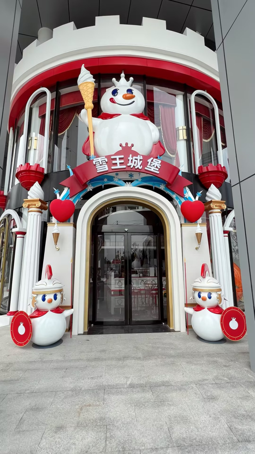 某雪姓顶流茶饮,斥巨资建了一座“中国版迪士尼”,又土又嗨!