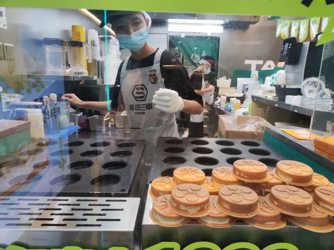 单价3-6元,年轻人排队买!这种街头小吃突然又火了!