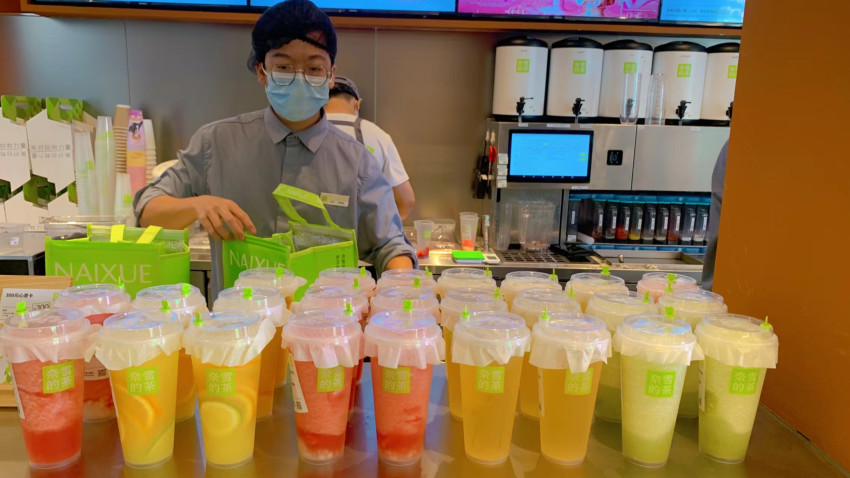 “秋一杯”冲上热搜！奈雪的茶部分门店销量增长近800%