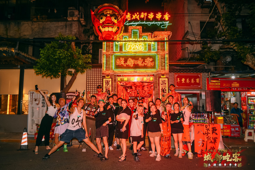 饕餮盛宴,再现江湖!城都吃客大排档串串香首店开业!