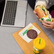 桃李面包实控人4.8亿元股份遭冻结；达美乐在华