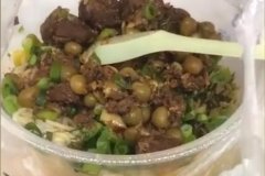 ﻿米粉外卖中数只白色蛆虫在蠕动，外卖食品安