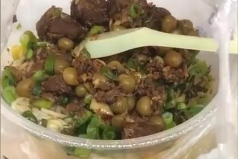 米粉外卖中数只白色蛆虫在蠕动,外卖食品安全谁来保障?