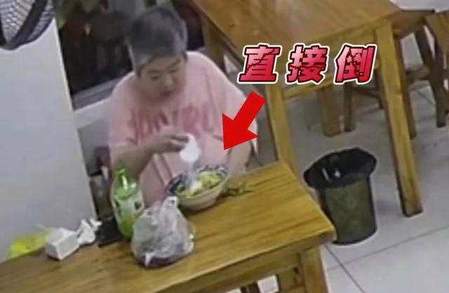 餐饮碰瓷?天津一女子就餐自带白色粉末倒入碗中