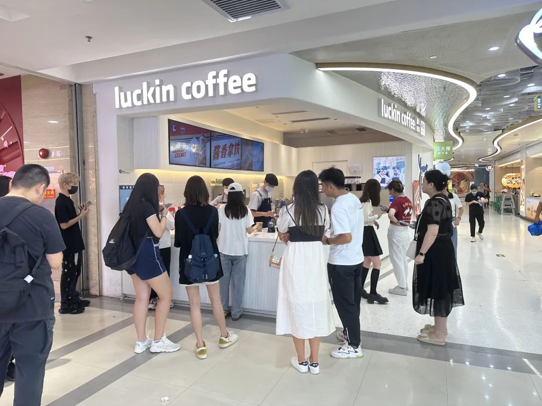 瑞幸爆单,店员“疯了”:饭一口没吃,水也不敢喝