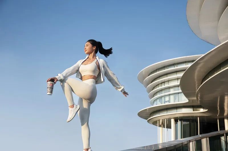 上线“热量计算器”、联名Keep,霸王茶姬塑造健康茶饮新体验