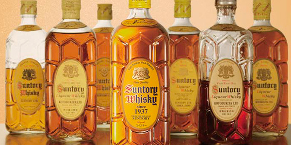 瑞幸加茅台、青岛啤酒卖茶…这届饮料为何争当“双向奔赴”特种兵?