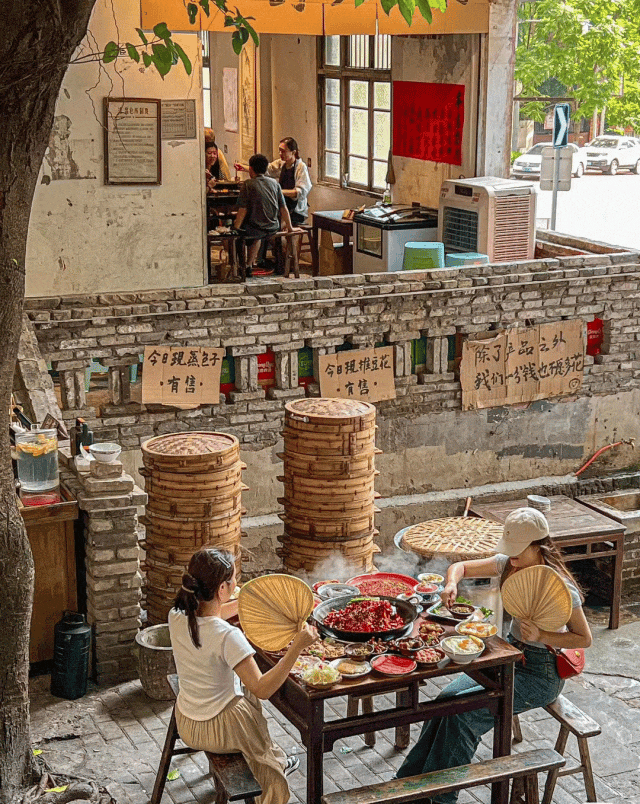 开进停车场、菜市场、村头……火锅店越难找,生意越好?