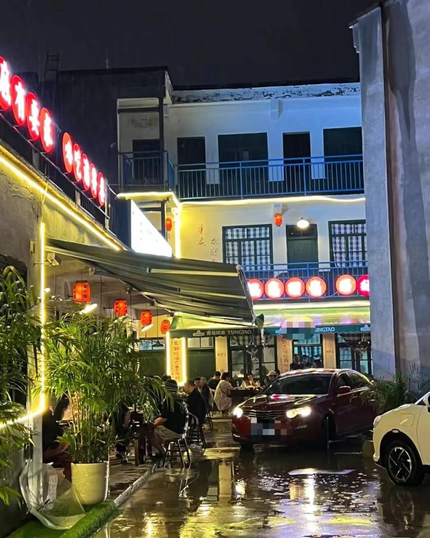 开进停车场、菜市场、村头……火锅店越难找,生意越好?