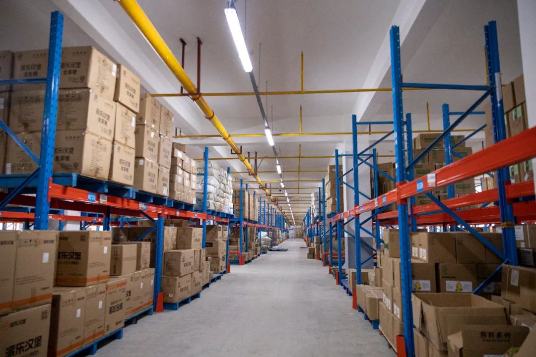 用品质大店秒杀夫妻小店,这个快餐“隐形大佬”在下沉市场狂飙