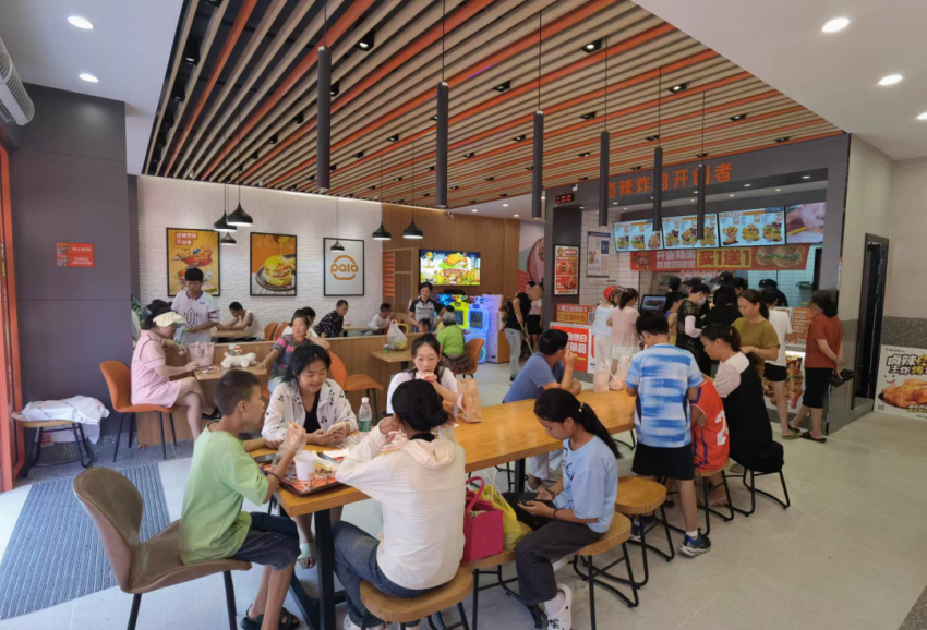 用品质大店秒杀夫妻小店,这个快餐“隐形大佬”在下沉市场狂飙