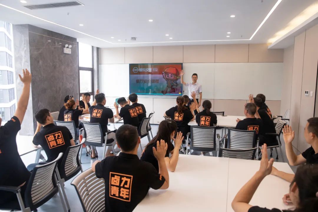 用品质大店秒杀夫妻小店,这个快餐“隐形大佬”在下沉市场狂飙