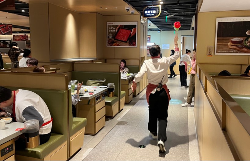 龙年春节餐饮“热辣滚烫”，海底捞假期前6天累计接待顾客超950万