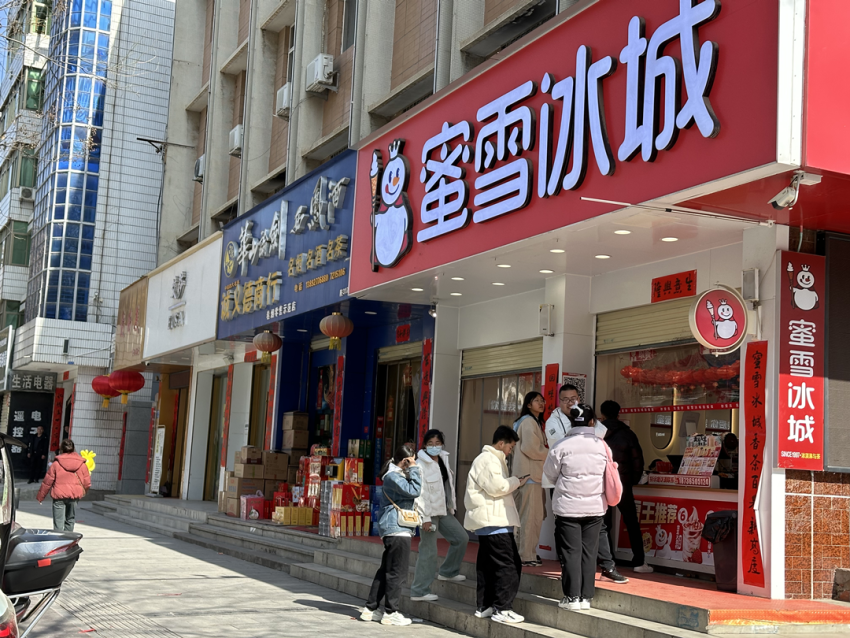 “读秒捡钱”，这个春节县城奶茶赚疯了